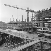 Västra sidan av Brunkebergstorg. Huset vid Brunkebergstorg 7-9 och Beridarbansgatan 1 byggs
