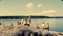 Barnens ö: Barn på klippor