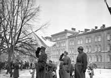 Linnégatan 89, Garnisonen. Lv 3:s förbimarsch för milobefälhavaren i samband med regementets flytt till Norrtälje