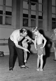 Gustav Adolfs Torg 2, Operan. Uttagning av pojkar, förmodligen till balettskolan. Balettmästare Albert Kuzlovskij instruerar 8-årige Claes Rudbeck
