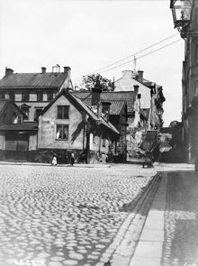Iversons Gränd 1-5 österut från Roslagstorg, dåvarande kv. Lerlaven och kv. Trojenborg. Nuvarande Iversonsgatan, kv. Asken, österut från Birger Jarlsgatan