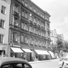 Grevgatan 61, gatufasad. I bakgrunden kvarteret Veterinären 12