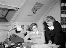 Ordförande i kommittén för individuella engångshjälpen fru Gertrud Höjer och fru Eira Stedt