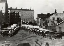 Hans Osterman AB. Exteriör, innergård med varulastbilar, Chevrolet-vagnar.