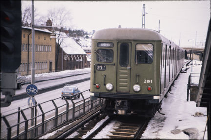 Tunnelbanetåg vid Alvik vintern år 1977