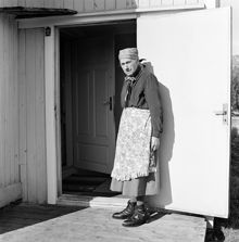 Emilia Lindgren vid ytterdörren till sitt hus i Rävsnäs