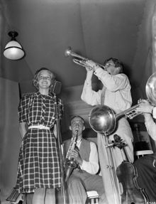 Alice "Babs" Sjöblom sjunger "Dinah" i inspelningsstudion Din egen röst. Hon Ackompanjeras av  Benny´s Tiger Boys.
