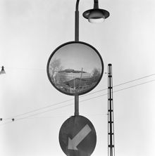 Gasklockan vid Sabbatsberg reflekterad i trafikspegel på Torsgatan. Byggnaden riven 1970