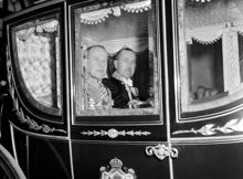 Danmarks ambassadör Knud Aage Monrad-Hansen i sjuglasvagnen på väg till Kungliga slottet