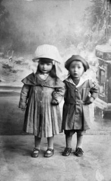 Ateljéporträtt av barnen Ragnhild och Karl Gustav Gustafsson.