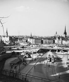 Slussen med tunnelbanestationen till vänster
