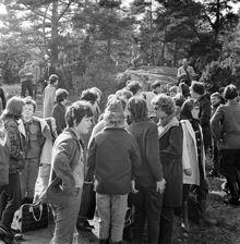Scoutungdomar och ledare samlas för friluftsaktivitet