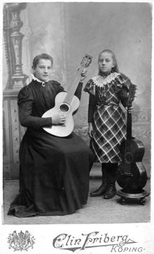 Grupporträtt av Emilia Sjögren och Elna Andresson i Köping.