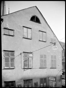 Klarabergsgatan 35. Fasadens övre del, mot Klarabergsgatan