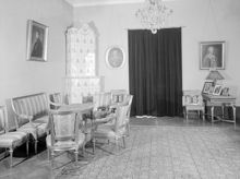 Svea Artilleriregemente. Salong möblerad i gustaviansk stil, med kakelugn