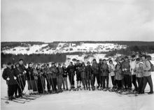 Manilla: Gruppbild på skidor