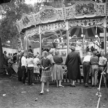Barnens Dag i Vasaparken. Folksamling vid karusell