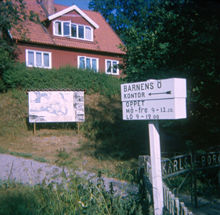 Barnens ö: Hus vid väg