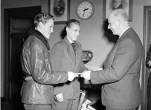 Stationsinspektör Evald Lindgren överlämnar 300 kr i hittelön till Roland Andersson och Orvar Blomberg. Två 16-åriga pojkar som hittat 3000 kr på golvet på Centralstationen.