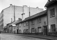 Styrmansgatan 14 - 16, gatufasader. I bakgrunden högre stenhus
