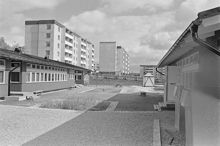 Förskolegård i kv Lillinge i Tensta. I bakgrunden kvarteret Hjälminge.
