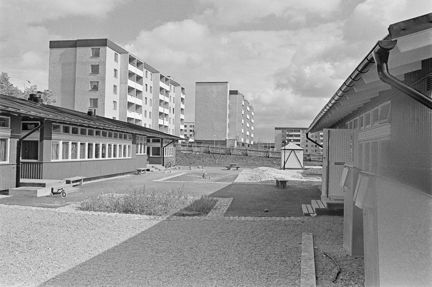 Förskolegård i kv Lillinge i Tensta. I bakgrunden kvarteret Hjälminge.