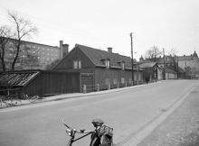 Fatbursgatan 36, fasaden mot gatan. Vy österut mot Timmermansgatan 43. Huset i fonden t.v. ligger vid Högbergsgatan