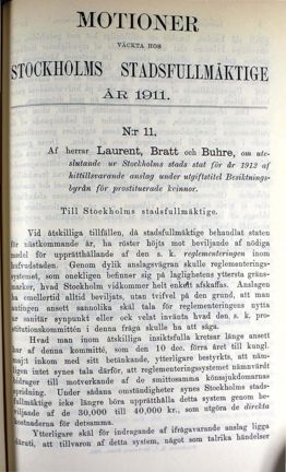 Grå tryckt text på ljusgrått papper