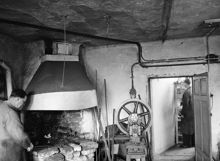Smidesverkstad i kv. Järngraven Övra. Kvarteret som låg mellan Sjöbergsplan och Södermalmstorg revs 1954
