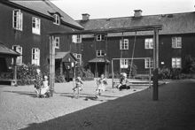 Gårdsplan i ett av de bostadshus som revs när Brommadepån byggdes 1942
