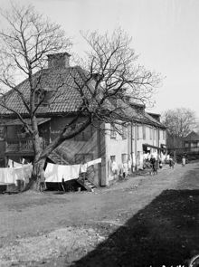 Gårdssidan vid Södermannagatan 27. Byggnaderna tillhörde malmgården Lilla Blecktornet. Ungefär vid nuv. Södermannagatan 53