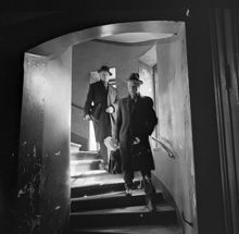 Bo Setterlind och Henrik Ahnlund går i trapphuset till Jungfrugatan 10