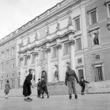 Barn som åker skridskor vid Stockholms slott