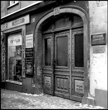 Hamngatan 36, porten. Butiken Guns väskor
