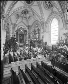 Interiör från Klara Kyrka utsmyckad med palmer