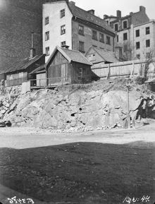 Vy mot nordväst över kvarteret Bergsklippan Större, hörnet Bergsgatan 8 och Kungsholms Kyrkoplan.