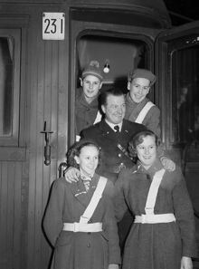 Centralstationen. Konstapel K. Engström och ungdomarna H. Eriksson, K. E. Backman, S. Molander och G. Jansson kliver på tåget till Köpenhamn för att delta vid Nordens skolsäkerhetspatrullers årsfest
