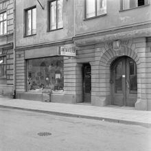 Antikviteter B. Christianson och portalen till Jungfrugatan 23