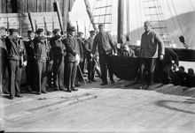Kvarlevorna efter deltagarna i Andrées polarexpedition år 1897, Salomon August Andrée, och Nils Strindberg, bärs i land  från Bratvaag i Tromsö hamn i Norge.