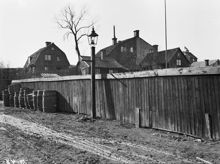 Tavastgatan västerut vid Tavastgatan 58. Bortom planket ligger husen väster om Lilla Hargränd, vid Lundagatan 11-15. Dåvarande kv. Harhuvudet Mindre, nu kv. Haren söder om Gamla Lundagatan