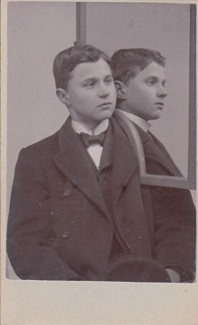 John Petrus Åström, 16 år - polisfotografi med spegel