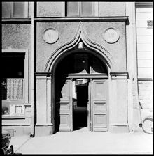 Surbrunnsgatan 12. Porten