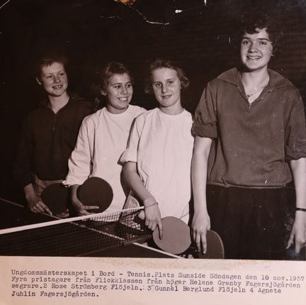 Svartvitt fotografi på ungdomar vid pingisbord på ungdomsgård