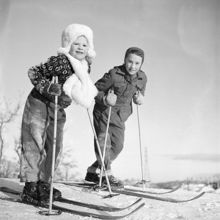 Två flickor åker skidor