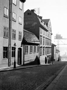 Mariagatan 10-8 österut från Repslagargatan mot Götgatan, därefter ligger Peter Myndes Backe 6 med Katarinahissen i fonden. Huset Peter Myndes Backe 6 är Södra Stadshuset, nu Stockholms stadsmuseum