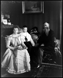 Grupporträtt av minister Thomas med familj. Interiör