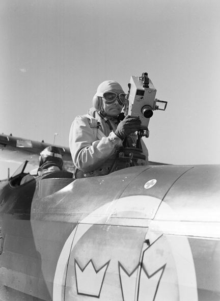 Barkarby Flygfält. Försvarsstaben gör i samarbete med flygvapnet en kortfilm om stridsflygning. På bilden ser vi stabsfotograf Per Flood filma