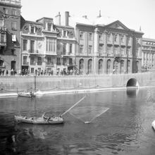 Norsfiske på Norrström våren 1945. Sagerska palatset i fonden