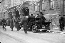 Polispiket utanför Folkets Hus, Barnhusgatan 12-14