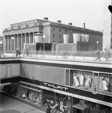 Hötorgscity. Butiken Twilfits skyltfönster med terrassen ovanpå och Konserthuset i fonden